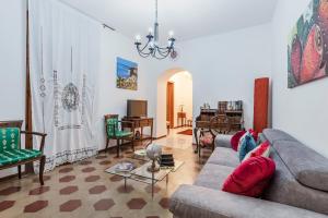 sala de estar con sofá y mesa en Alfycodindia en Catania