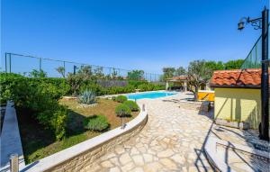 a backyard with a swimming pool and a fence at 3 Bedroom Amazing Home In Smoljanci in Smoljanci +35 photos