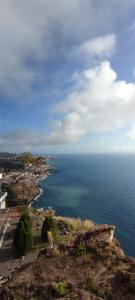a view of the ocean from a cliff at Sunset House in Câmara de Lobos