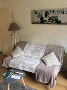 uma sala de estar com uma cama e uma mesa em Biarritz, hyper centre, 50M plages, wifi em Biarritz