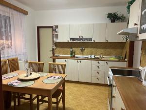 eine Küche mit einem Tisch und Stühlen sowie einem Tisch und einer Küche in der Unterkunft Přízemí rodinného domu in Košťálov
