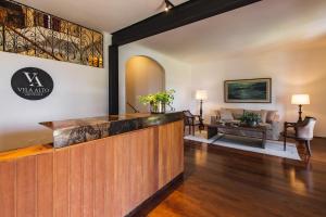 a lobby with a reception counter and a living room at Pousada Vila Alto dos Pinhais in Espirito Santo Do Pinhal