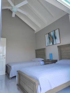 ネグリルにあるModern Luxury 2-bedroom 2.5-bathroom townhouseのギャラリーの写真