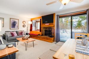 uma sala de estar com lareira e televisão em 3614 Winterberry em Wilson