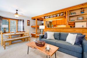 uma sala de estar com um sofá azul e uma mesa em 3614 Winterberry em Wilson