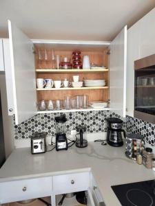 uma cozinha com um balcão com electrodomésticos em Modern Luxury 2-bedroom 2.5-bathroom townhouse em Negril
