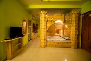 a large room with a bed in an arch way at Godwill Casa Varca in Varca