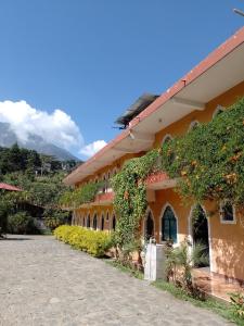 budynek z winoroślą po jego stronie w obiekcie Hotel y Restaurante Tzutujil w mieście San Lucas Tolimán