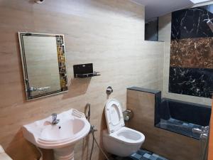 łazienka z toaletą i umywalką w obiekcie Godwill Casa Varca w mieście Varca