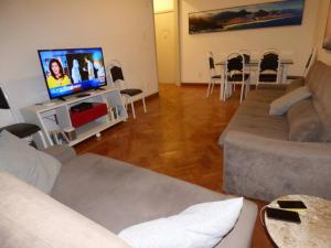 sala de estar con sofá y TV de pantalla plana en Apartment in Rio with parking, en Río de Janeiro