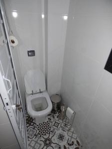 baño pequeño con aseo blanco y suelo de baldosa en Apartment in Rio with parking, en Río de Janeiro