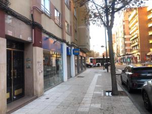 una calle de la ciudad con coches estacionados al lado de los edificios en PARQUE DE LA MARINA ESPAÑOLA, en Zamora