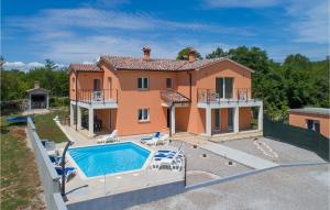 una imagen de una casa con piscina en Nice Home In Labin With Jacuzzi en Vinež