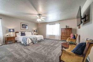 a bedroom with a bed and a ceiling fan at Spacious ,Pearl, Dwtn JBSA Ft.Sam ,Randolph,STR in San Antonio