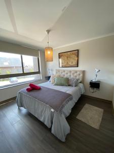 - une chambre avec un grand lit et un oreiller rouge dans l'établissement Extraordinario depto ejecutivo, à Los Ángeles