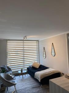 sypialnia z łóżkiem i dużym oknem w obiekcie Extraordinario depto ejecutivo w mieście Los Ángeles
