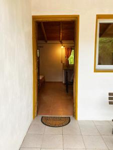 una puerta abierta a un pasillo con suelo de baldosa en Casita Libertad en San Marcos en San Marcos Sierras