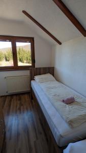 ŠipovoにあるVikendica Pašterの小さなベッドルーム(ベッド1台、窓付)