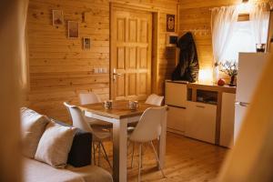 - une cuisine et une salle à manger avec une table et des chaises dans l'établissement Brvnaria, à Slatina Varoš