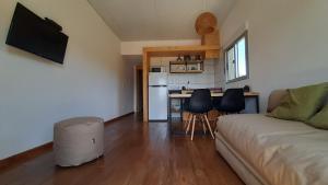 Μια τηλεόραση ή/και κέντρο ψυχαγωγίας στο ALMA VERDE BUNGALOWS