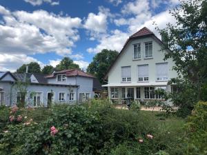 a white house with two white houses at SEENLANDHOF in Senftenberg