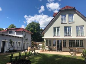 una gran casa blanca con patio en SEENLANDHOF en Senftenberg
