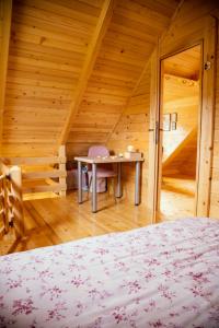 1 dormitorio con 1 cama y 1 mesa en una habitación en Brvnaria, en Slatina Varoš