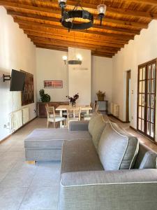 ein Wohnzimmer mit einem Sofa und einem Tisch in der Unterkunft Casa amplia y comoda en exclusiva zona de Chacras de Coria in Ciudad Lujan de Cuyo