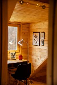 Cette chambre en bois comprend un bureau et une chaise. dans l'établissement Brvnaria, à Slatina Varoš