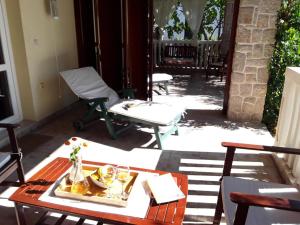 stół z tacą z jedzeniem na patio w obiekcie Apartments Mali Dvori w mieście Srima