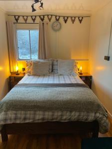 Un pat sau paturi într-o cameră la The Cabin, Stronua. A beautiful 1 bedroom cabin.