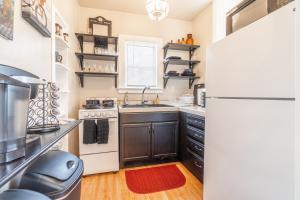 Cuina o zona de cuina de Rustic Studio walking distance to Downtown