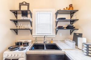 Cuina o zona de cuina de Rustic Studio walking distance to Downtown