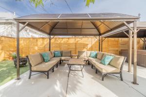 Zona d'estar a Rustic Studio walking distance to Downtown