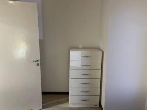 Vestidor blanco en una habitación con puerta en Mike & Patty’s Place en San Rafael