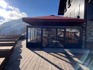 Una imagen general de la montaña o una montaña tomada desde el departamento