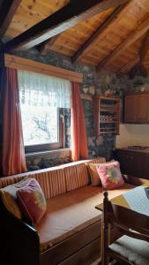 帕雷斯阿吉薩那的住宿－Guesthouse Sofia，客厅设有一张沙发,配有窗户