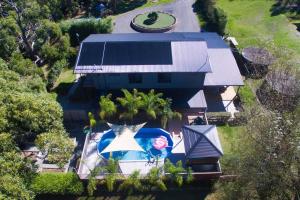 een uitzicht op een huis met een zwembad bij Elk Estate in Inverloch