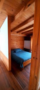 A bed or beds in a room at Cabaña en Los Romeros Con Con