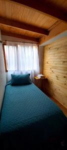A bed or beds in a room at Cabaña en Los Romeros Con Con Még 7 kép