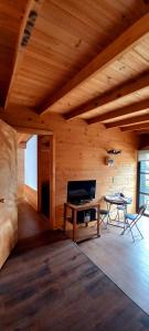 A television and/or entertainment centre at Cabaña en Los Romeros Con Con