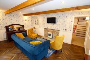 uma sala de estar com um sofá azul e uma lareira em Hailey's Haven em Dungarvan