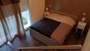 1 dormitorio con 1 cama grande y ventana en Location Rez de maison dans quartier charmant, en Saint-Raphaël