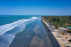 una vista aérea de una playa con palmeras y el océano en Fajara Suites, Bakau, Banjul, Gambia, en Banjul