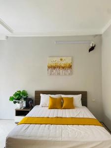 Lạng Sơn的住宿－Camellia home，一间卧室配有一张带黄色枕头的大床