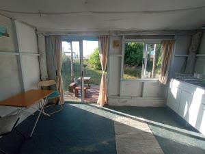 Habitación vacía con mesa y ventana en Polonesa, en Cabo Polonio