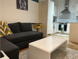 sala de estar con sofá y mesa de centro en Modern and Stylish 1bed flat, en Barking