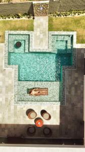 uma pintura de uma piscina com um WC e um lavatório em Qavi - Casa Kairós #Gostoso em São Miguel do Gostoso