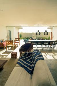 uma sala de estar com um sofá e uma mesa em Qavi - Casa Kairós #Gostoso em São Miguel do Gostoso