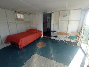 - une chambre avec un lit, une table et des chaises dans l'établissement Polonesa, à Cabo Polonio
